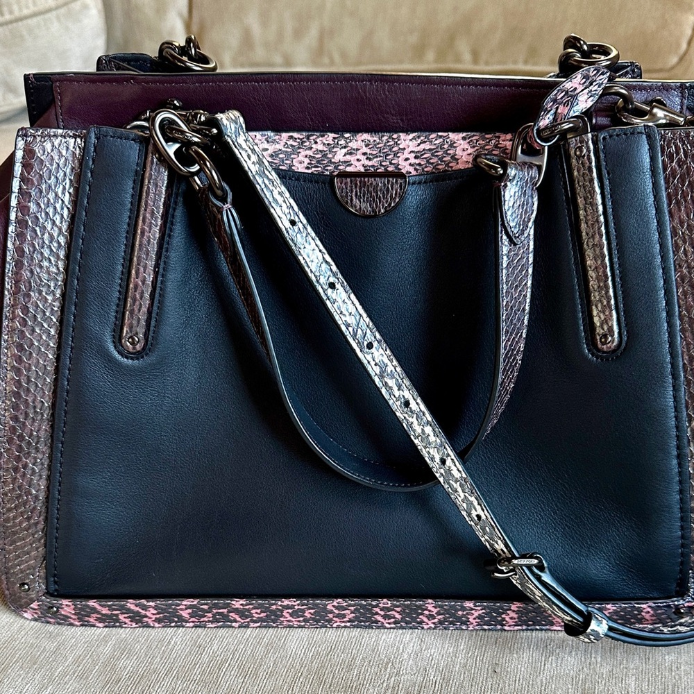 Beautiful gently used Coach purse/small tote.